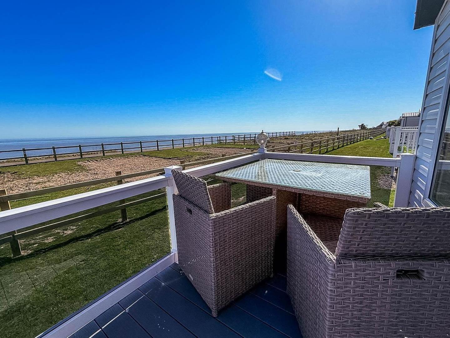Stunning 6 Berth Lodge With Full Sea Views In Suffolk Ref 68007Cr 洛斯托夫特 外观 照片